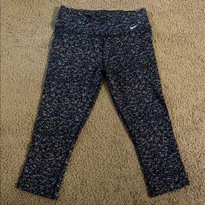 NIKE DRI-FIT CROP LEGGINGS
